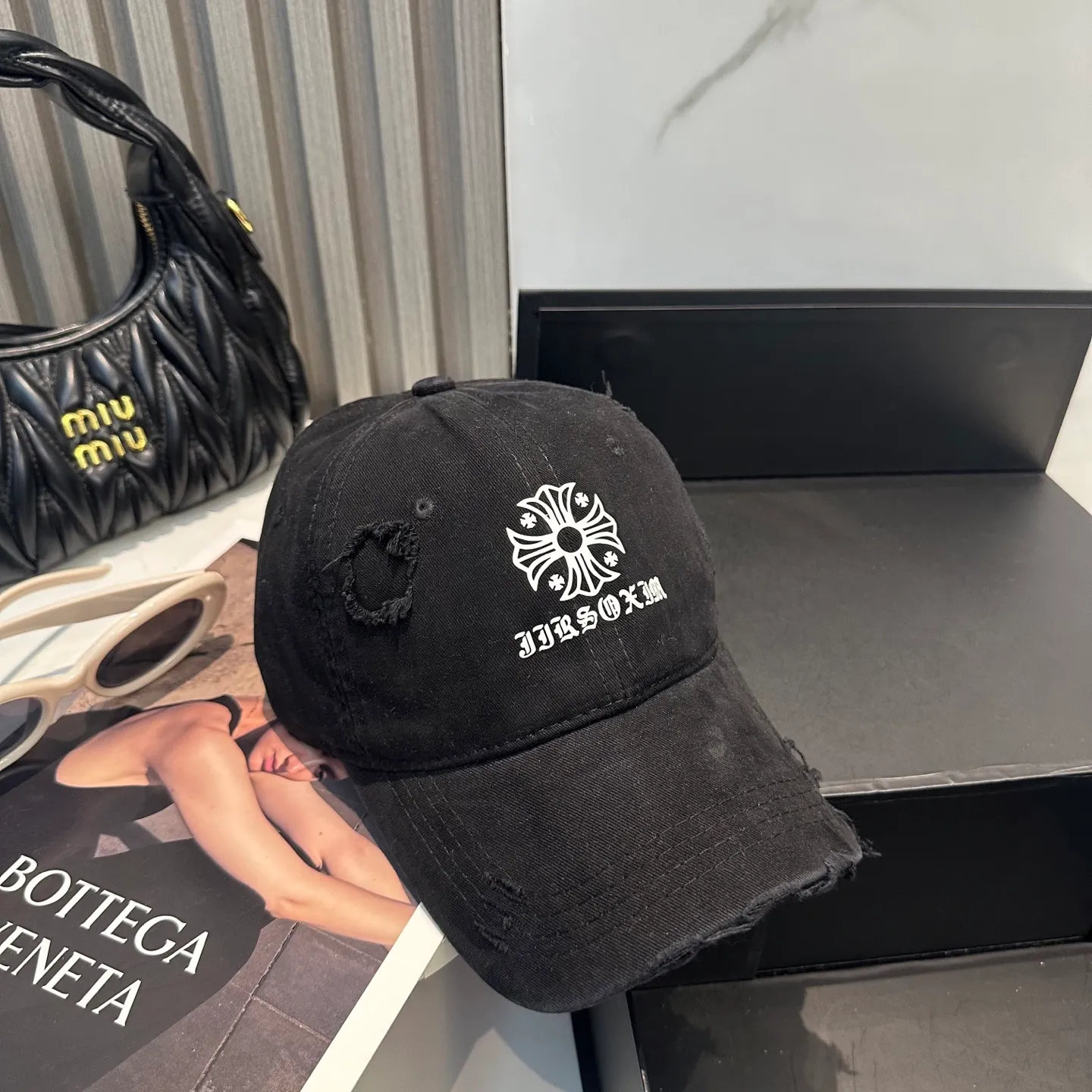 P70 Crow Heart 🆕🆕25 new baseball cap, stylish and classic cross logo, casual with a cool feeling, unisex style, same style for men and women! Very easy to match! Head circumference: 56-58cm is available